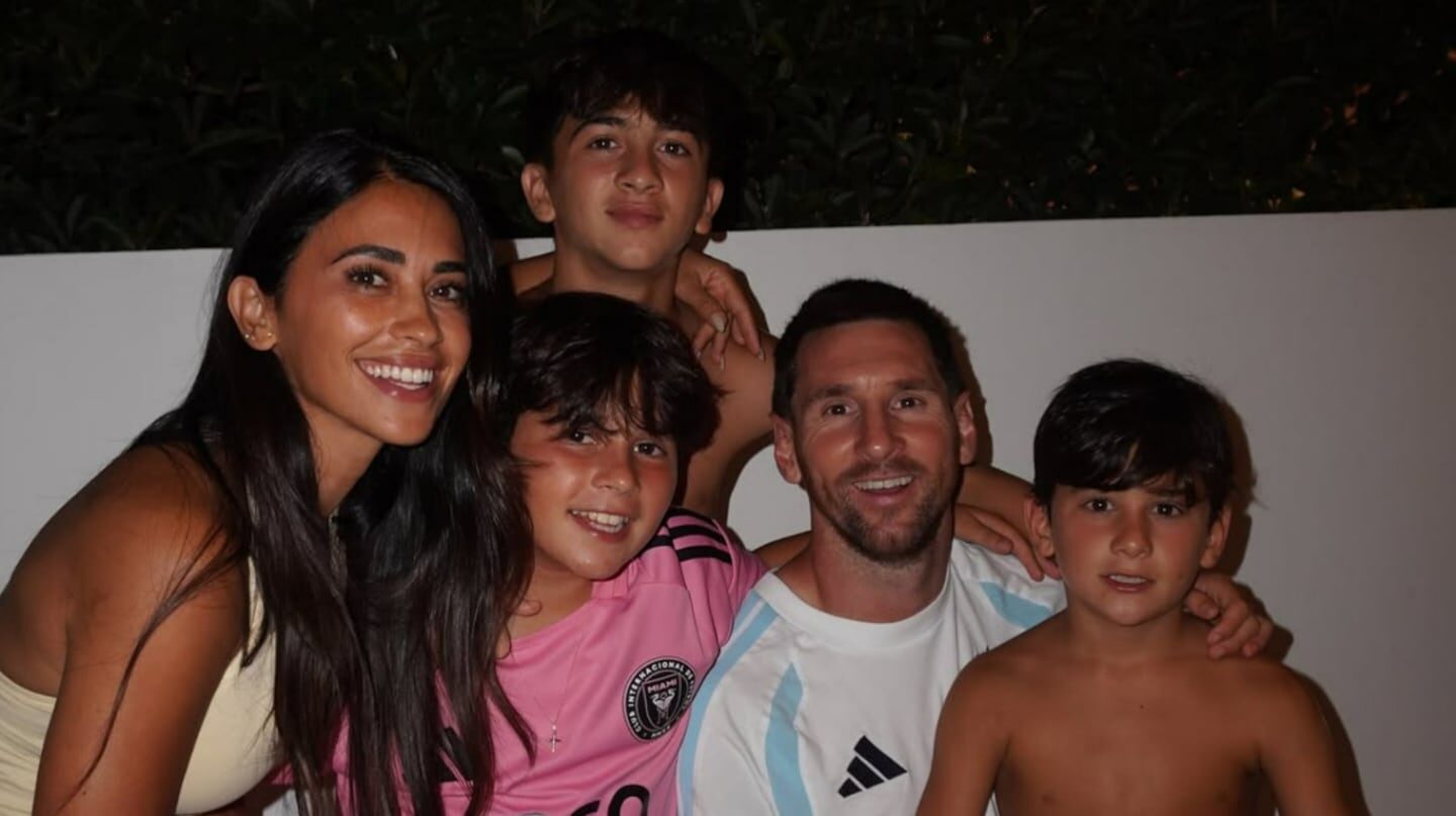 Lionel Messi posando con su familia en Miami