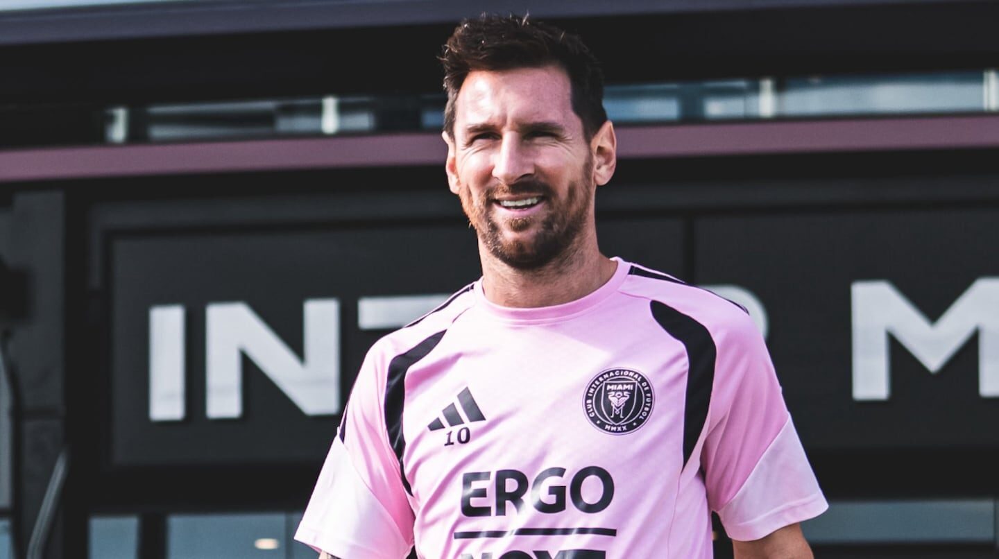 Lionel Messi sonríe mientras llega al entrenamiento del Inter Miami