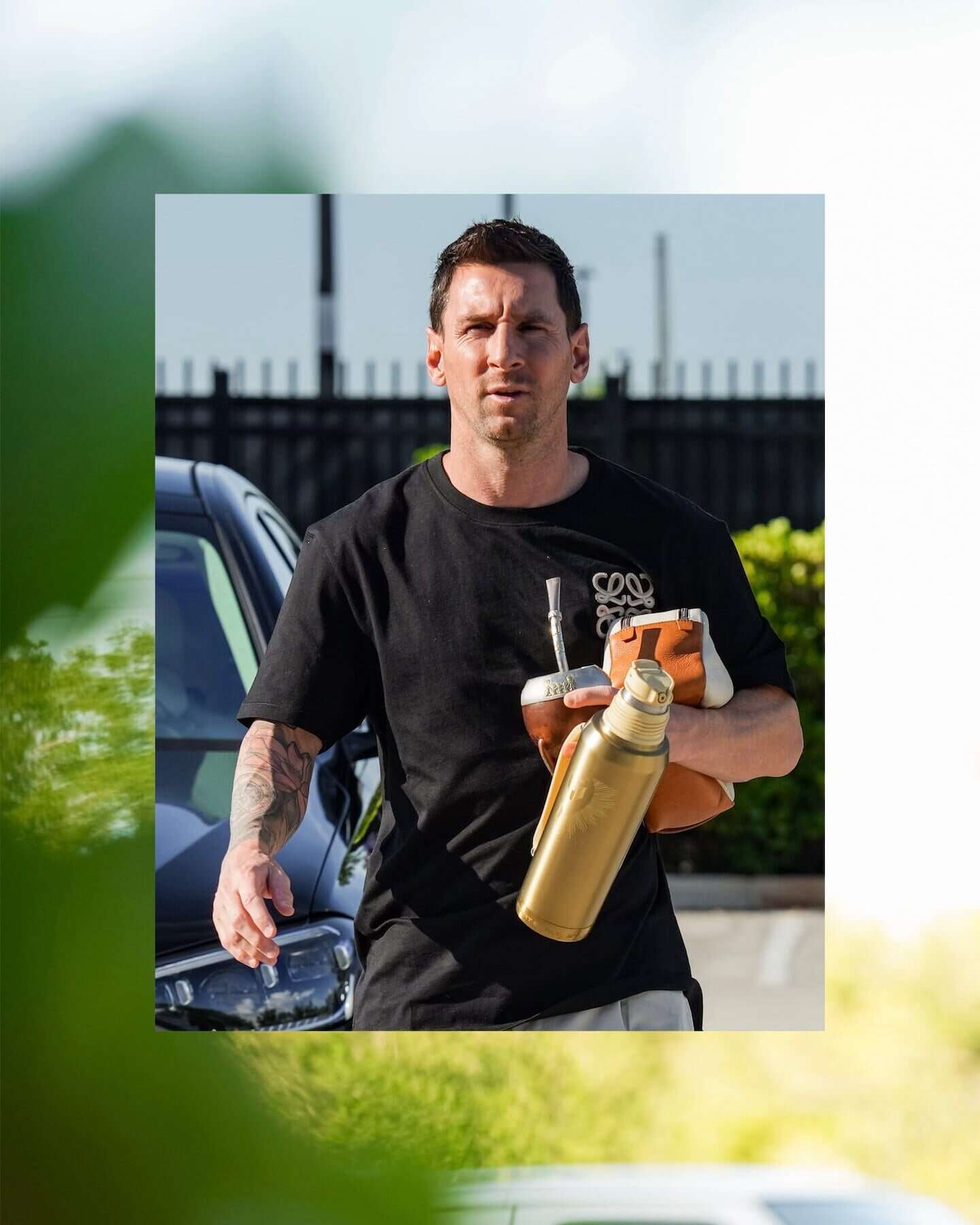 Lionel Messi llegando a los entrenamientos con el Inter Miami, sosteniendo una botella y un bolso