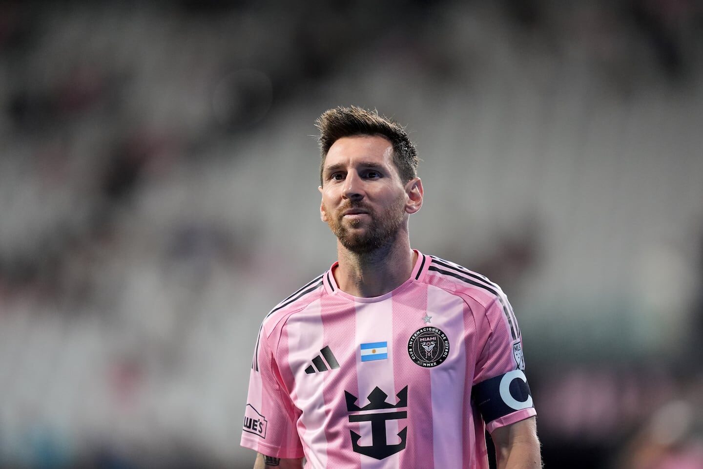 Lionel Messi en el entrenamiento con el Inter Miami, vistiendo la camiseta rosa del equipo