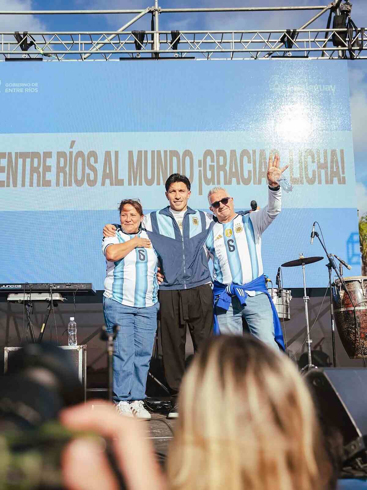 Lisandro Martínez posando con dos aficionados en Gualeguay, Argentina, tras el Mundial 2026