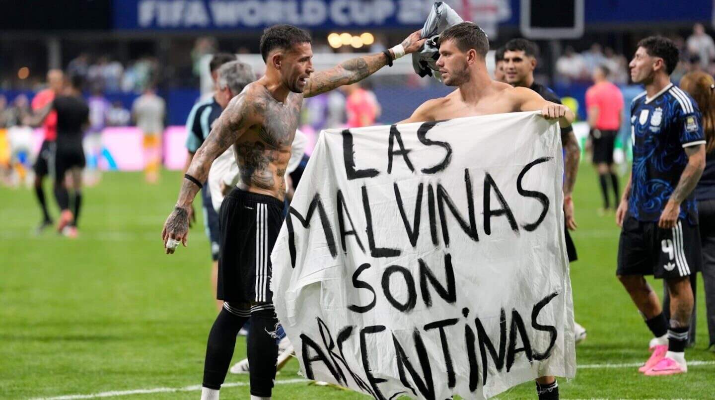 Futbolistas argentinos mostrando una pancarta que dice 'Las Malvinas son Argentinas' tras el partido