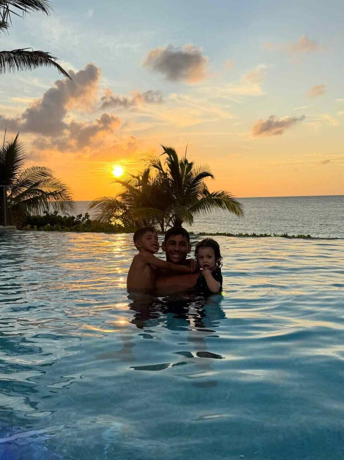 Un jugador de la Selección argentina disfruta de unas vacaciones en la piscina con sus hijos al atardecer