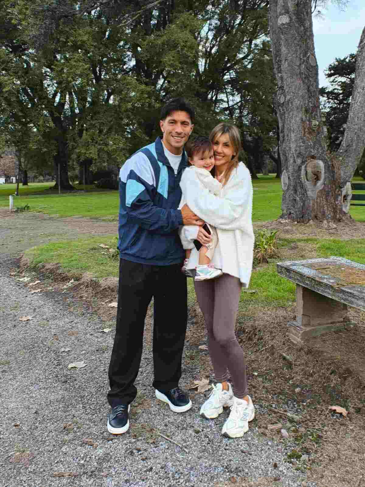 Jugador de la Selección Argentina con su pareja y un niño en un parque