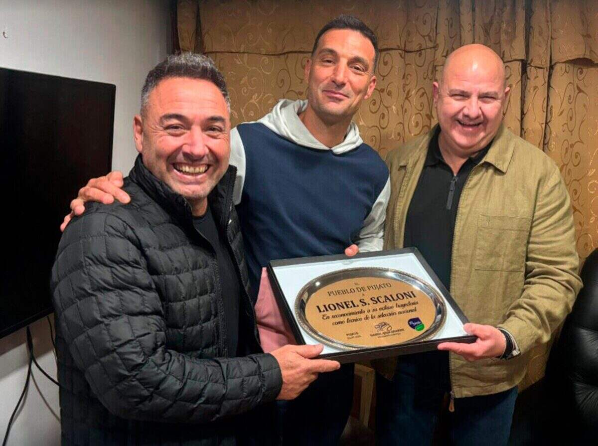 Lionel Scaloni recibe un reconocimiento en su ciudad natal junto a dos hombres sonrientes