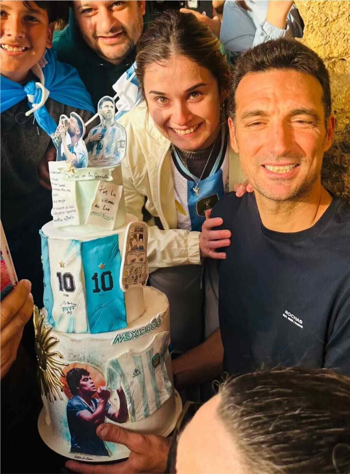 Jugadores de la Selección Argentina celebran con un pastel decorado tras el Mundial 2026