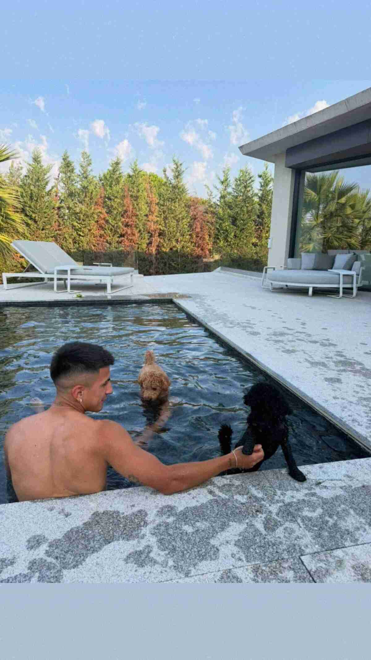 Jugador de la Selección Argentina disfrutando de sus vacaciones en la piscina con dos perros
