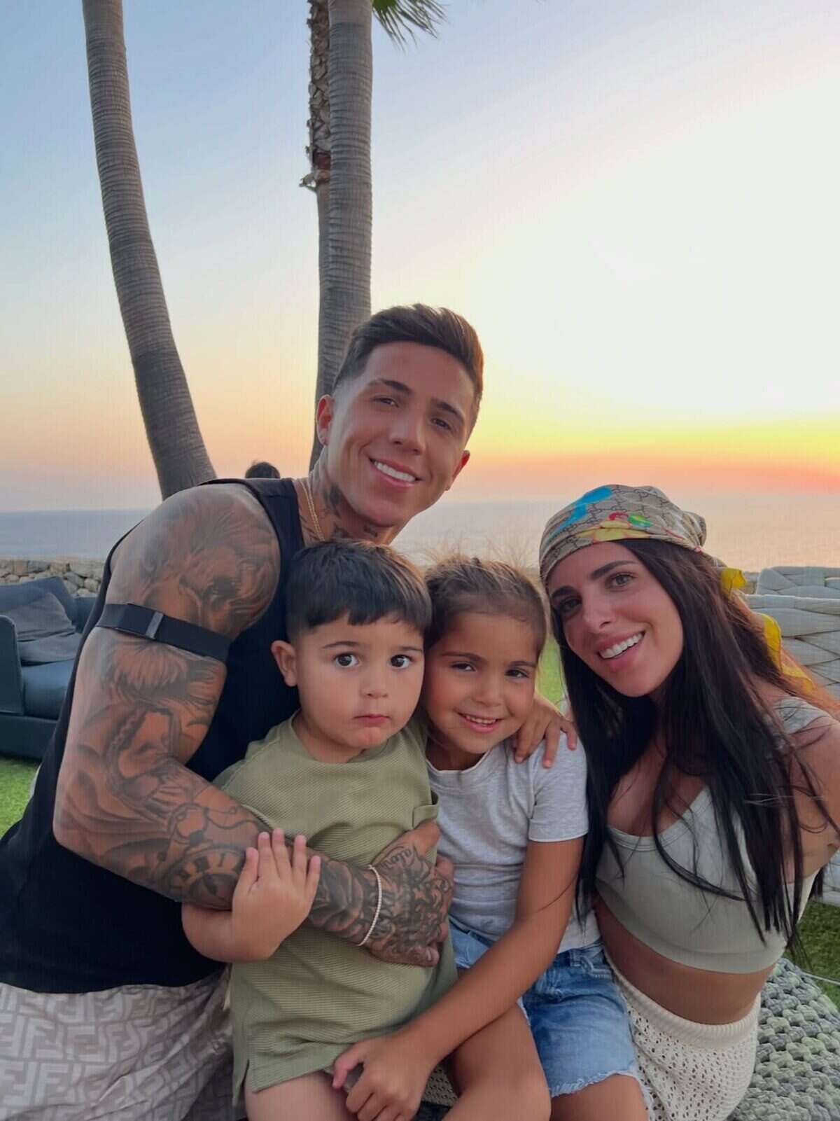 Familia disfrutando de unas vacaciones en la playa al atardecer