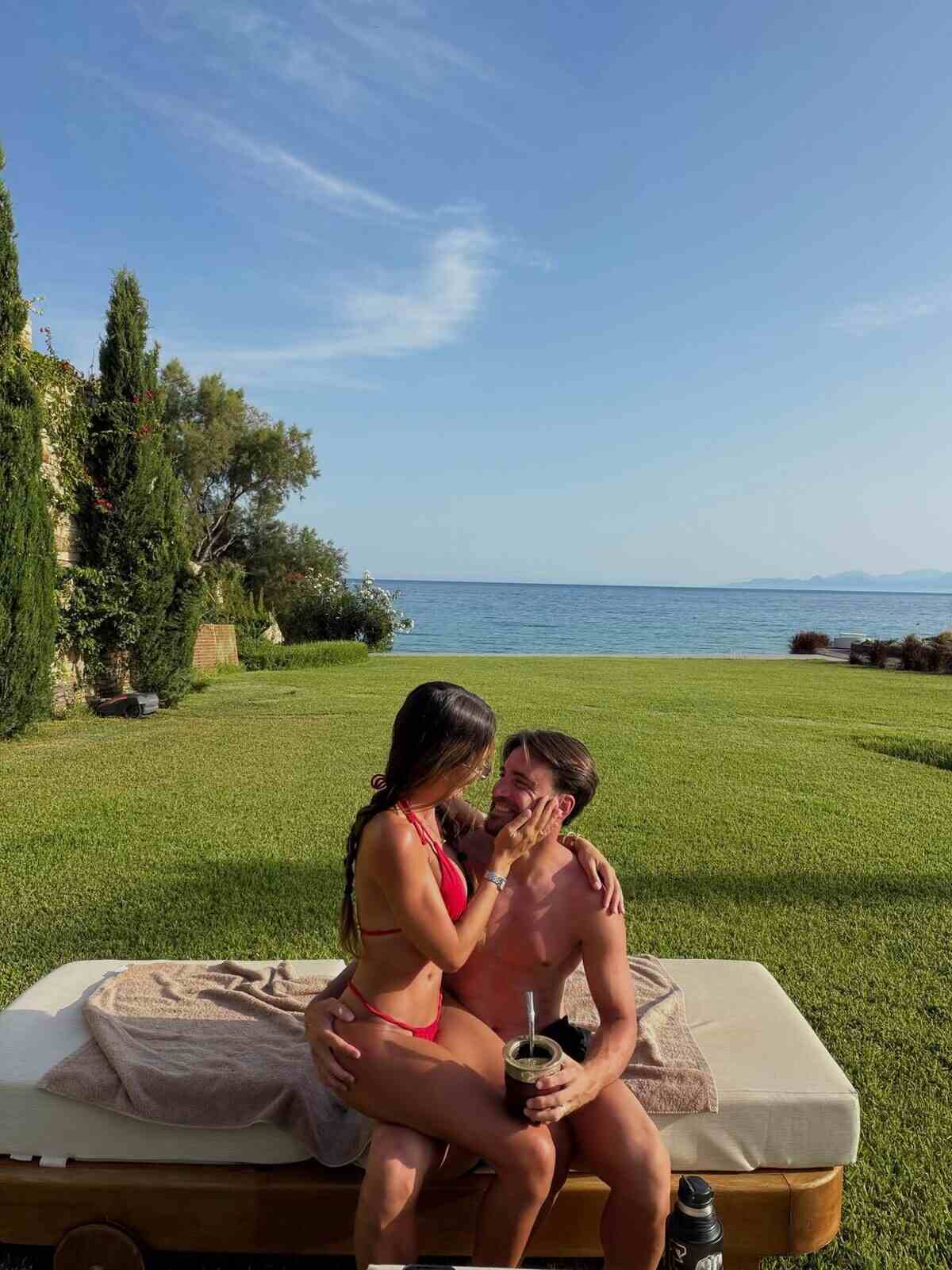 Pareja disfrutando de un momento juntos en un entorno natural junto al mar