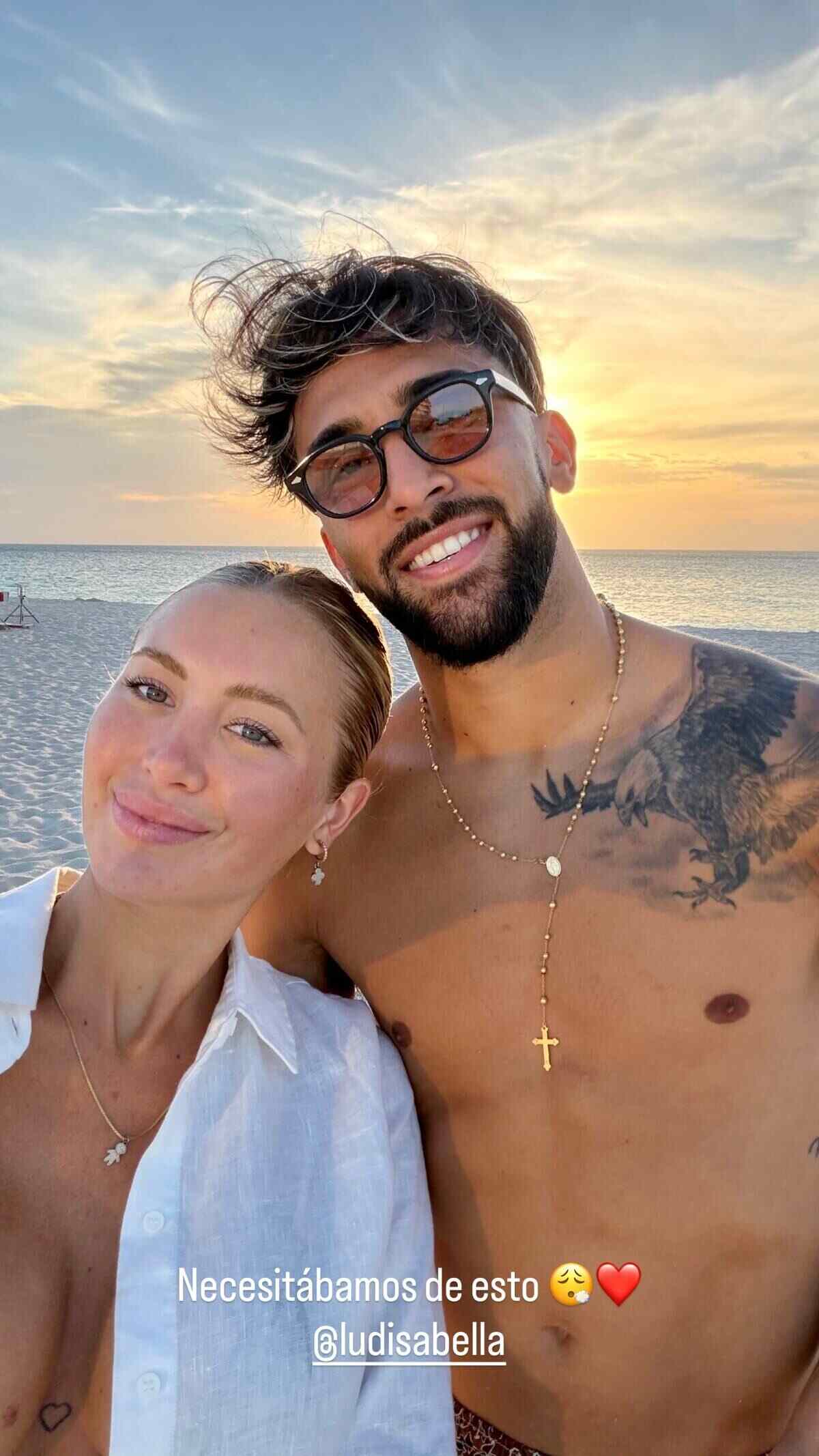 Jugadores de la Selección Argentina disfrutando de sus vacaciones en la playa al atardecer
