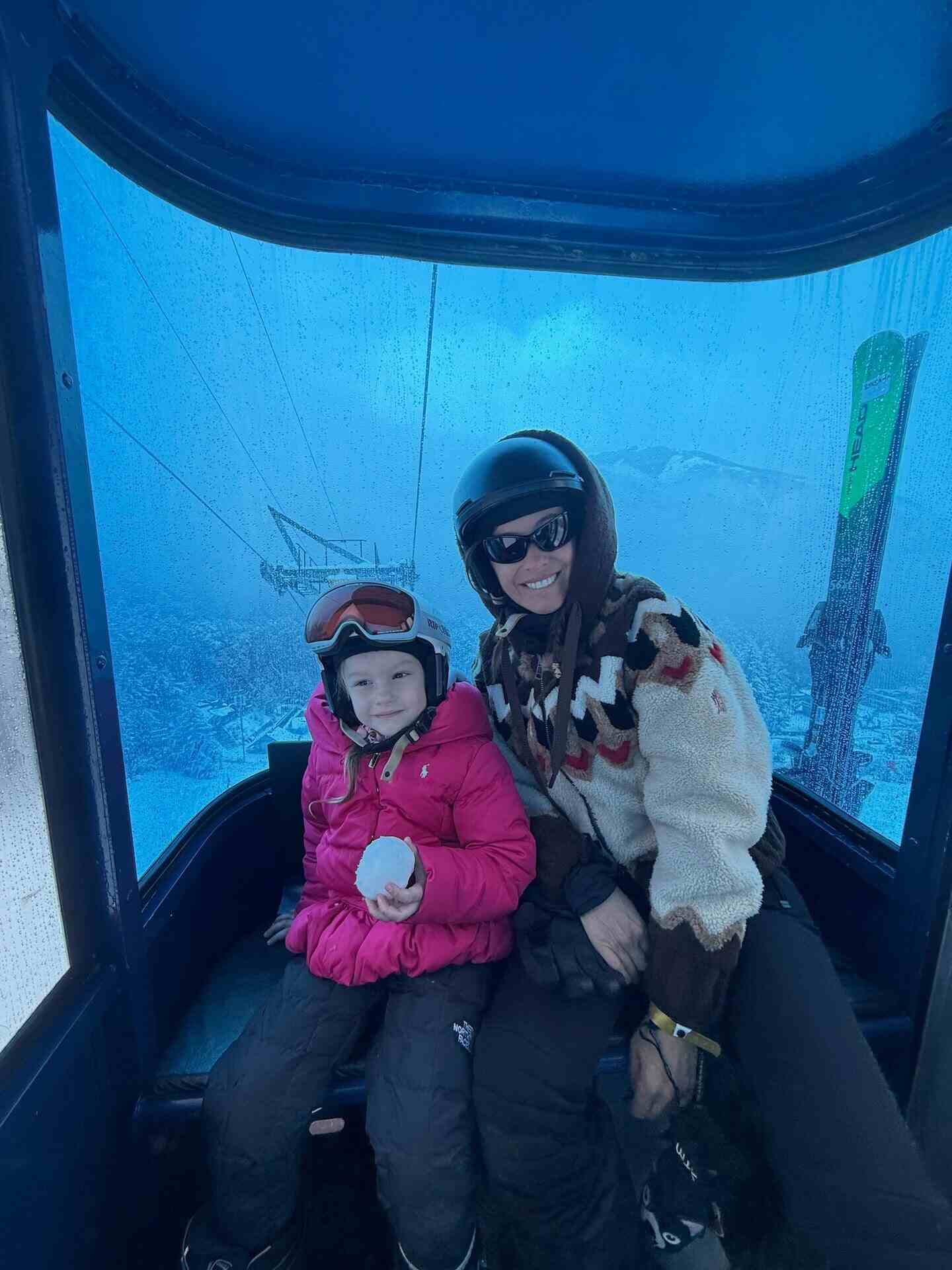 Ana García Moritán y Sarah Burlando en un teleférico en la nieve