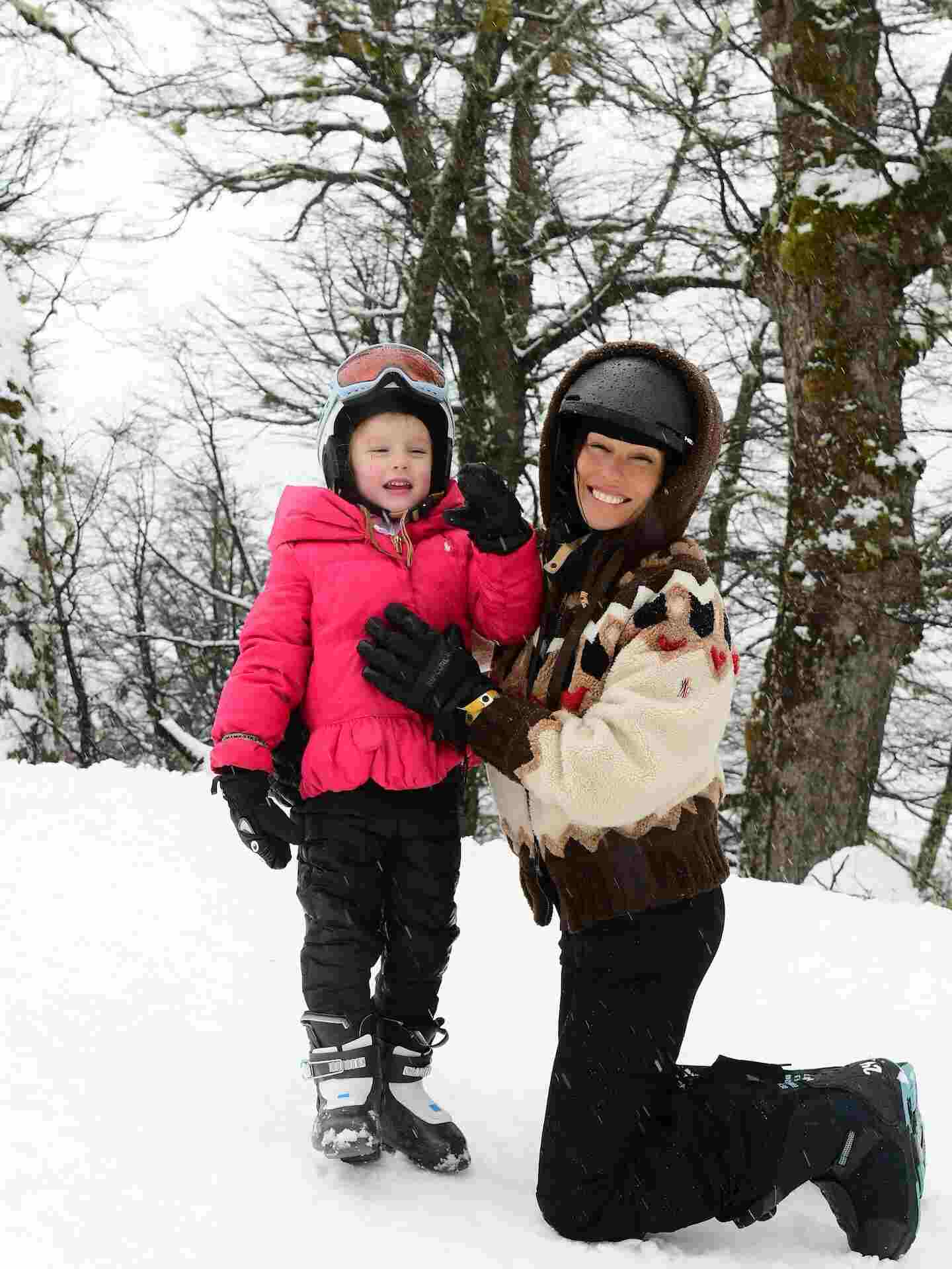 Ana García Moritán y Sarah Burlando posando en la nieve con ropa de invierno colorida