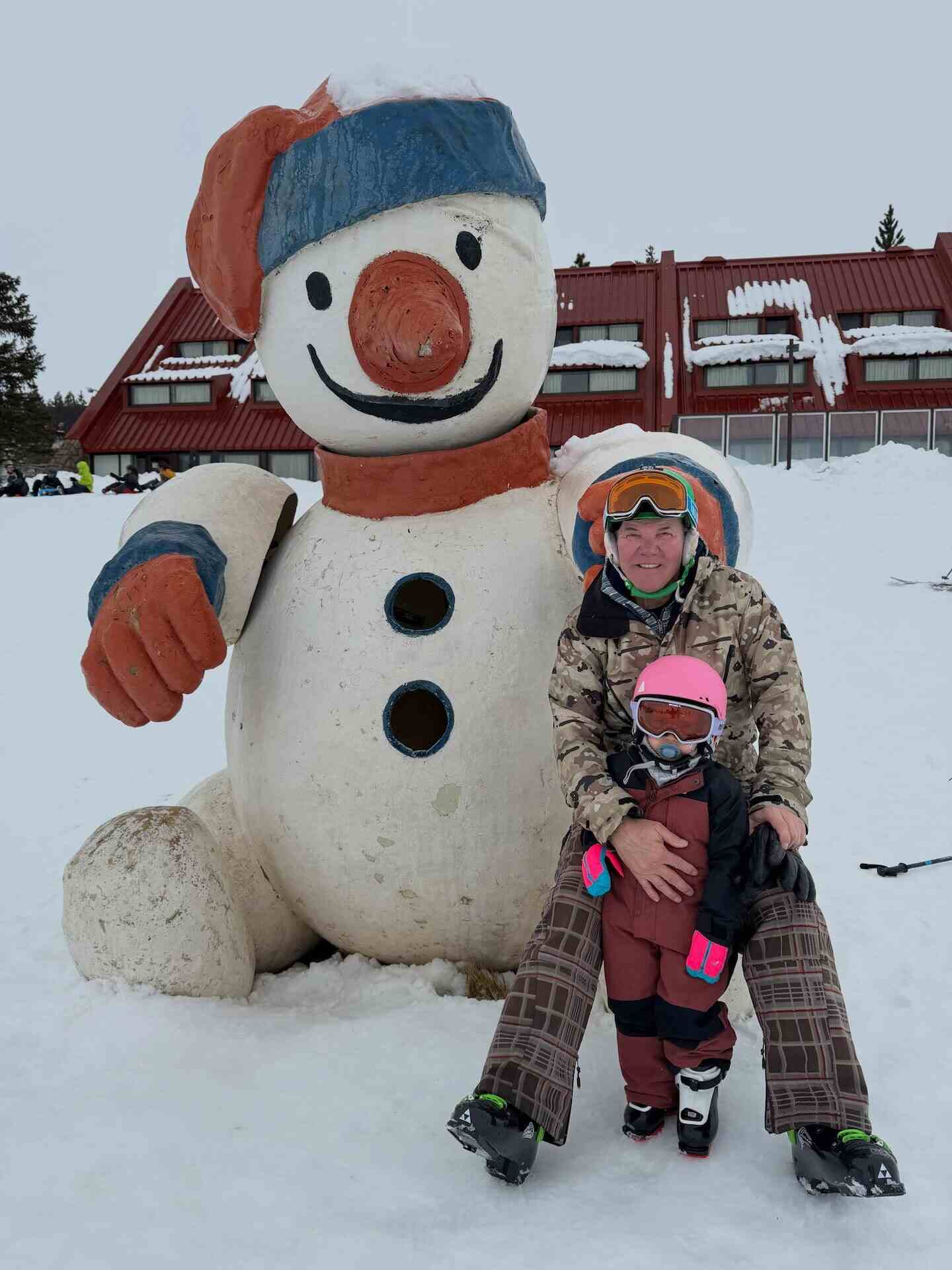 Ana García Moritán y Sarah Burlando posando junto a un muñeco de nieve gigante en la Patagonia