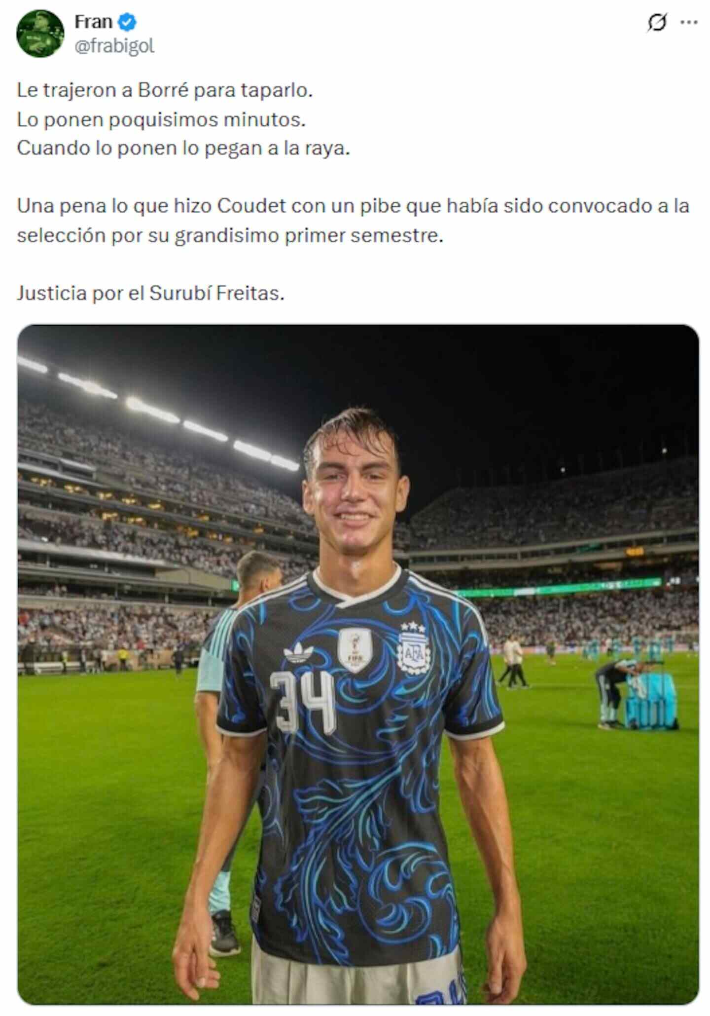 Jugador de fútbol con camiseta de River Plate sonriente en el estadio
