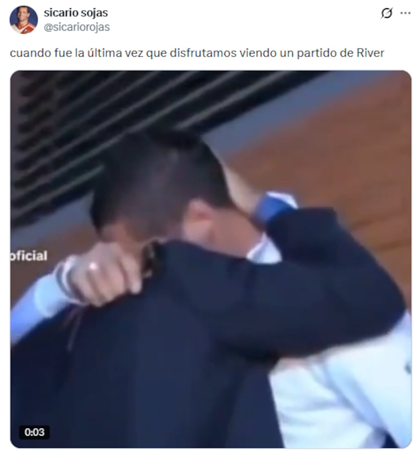 Hinchas de River Plate abrazados durante un partido, mostrando emociones intensas