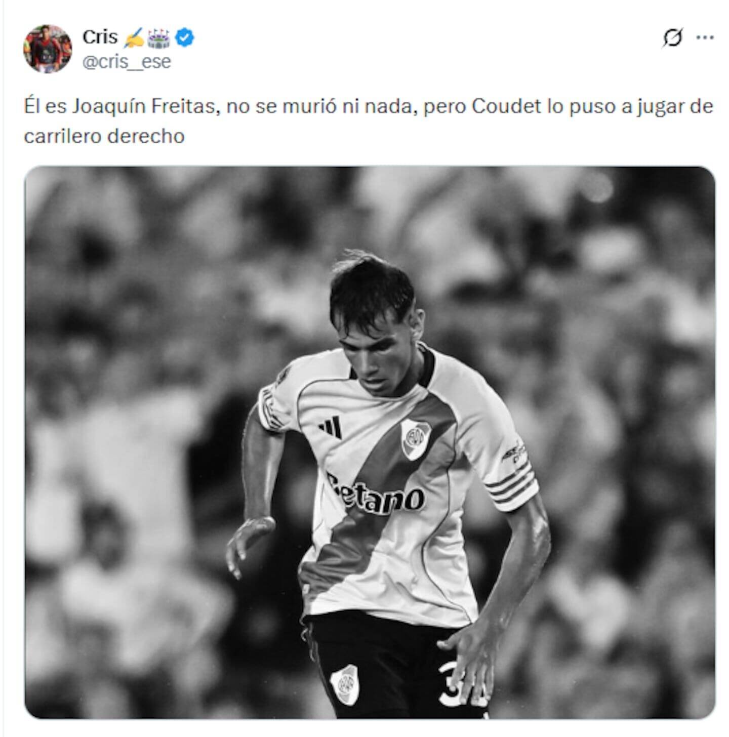 Joaquín Freitas de River Plate en acción durante el partido contra Gimnasia