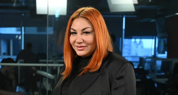Lourdes Fernández compartiendo su anécdota de caída