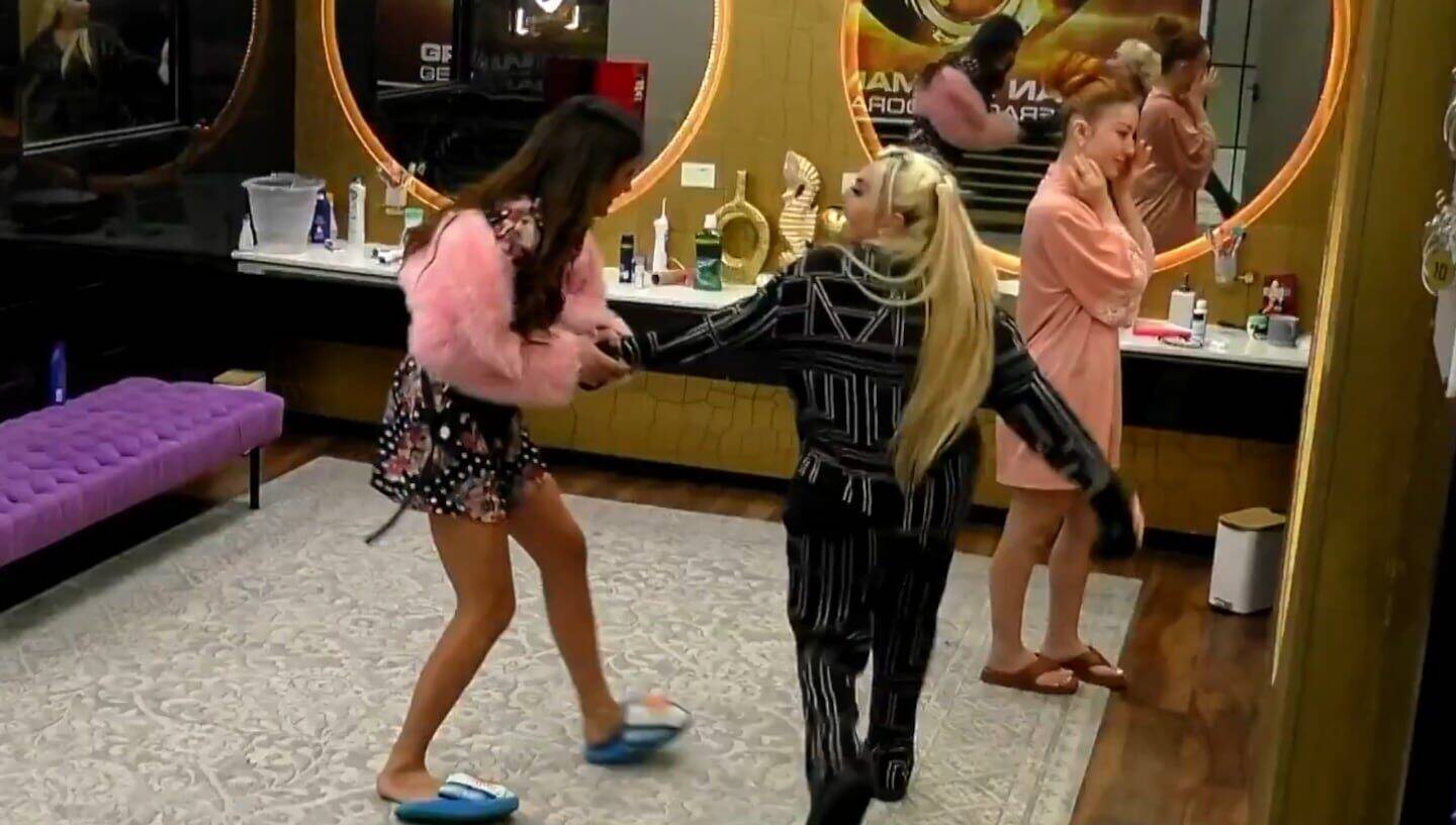 Luana Fernández y una compañera en Gran Hermano 2026, mientras otra participante se prepara al fondo