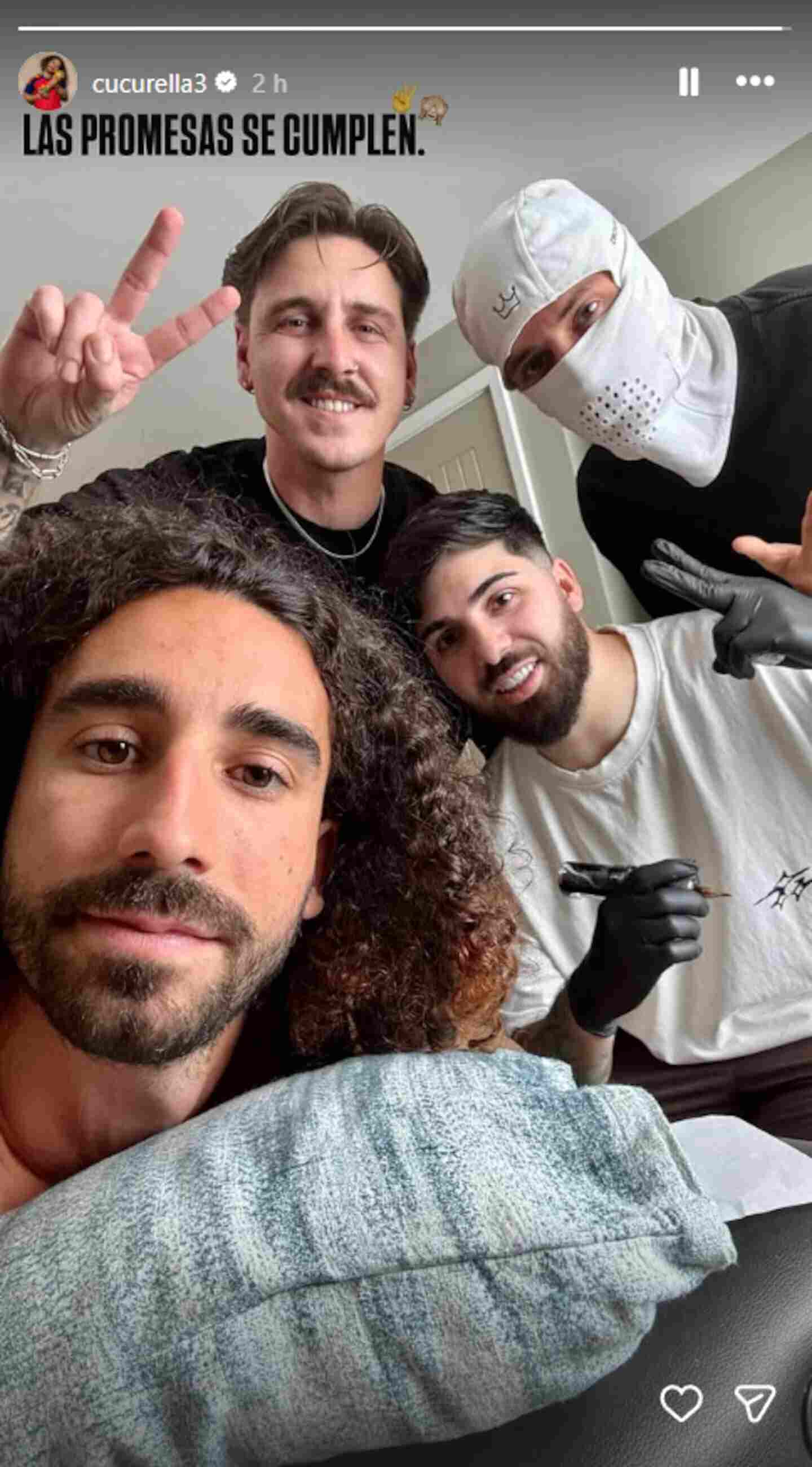 Marc Cucurella y amigos posando tras hacerse un tatuaje de su entrenador Luis de la Fuente