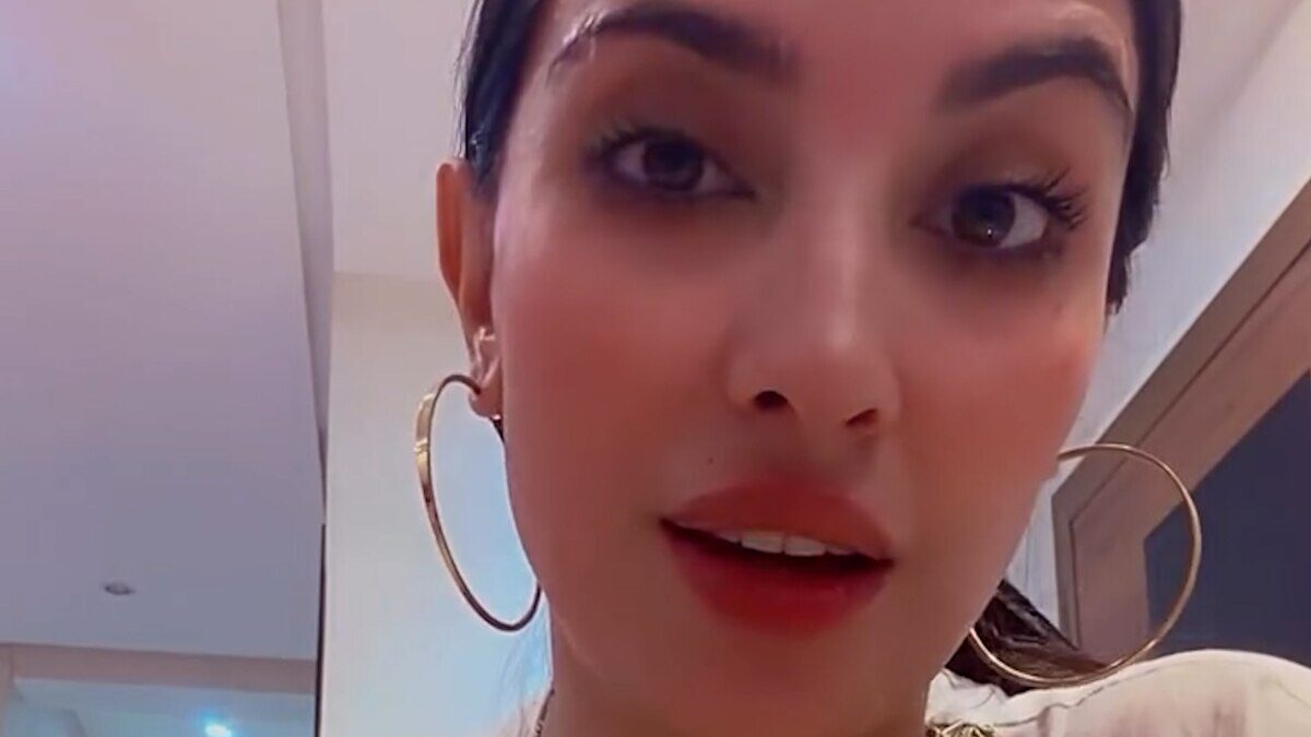 María Aguilar Halak, bailarina argentina, en un primer plano con aretes grandes