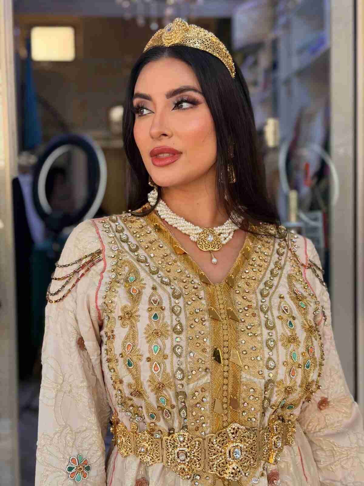 María Aguilar Halak vestida con un traje tradicional marroquí, luciendo una tiara y joyas