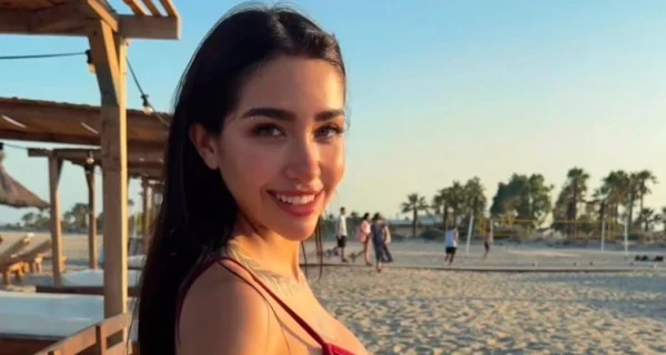 María Becerra luciendo microbikini en la playa