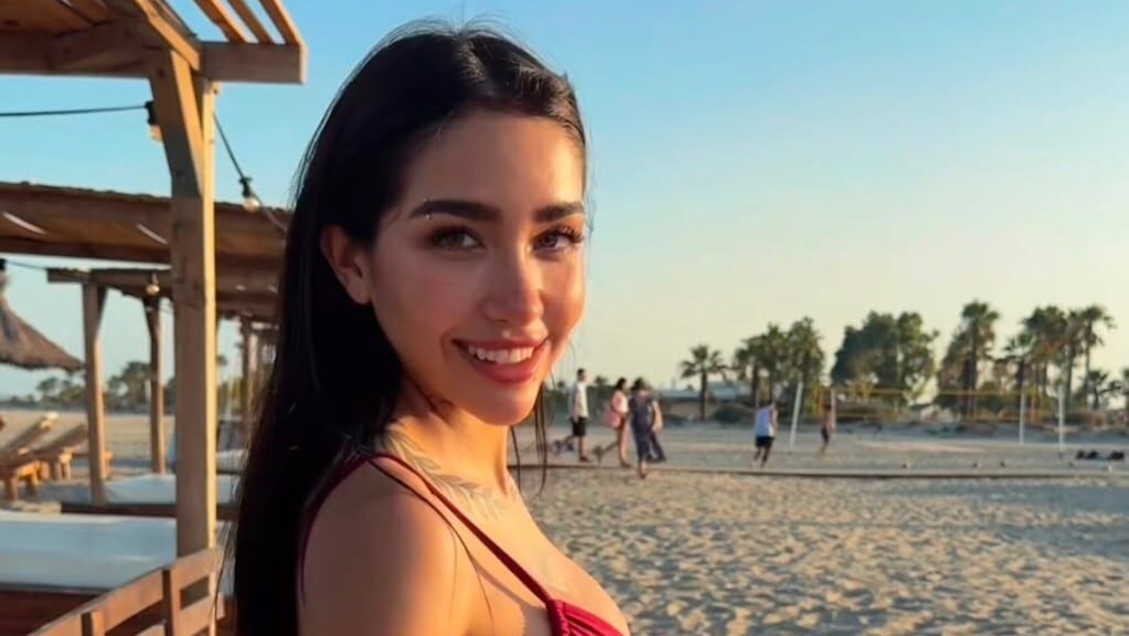 María Becerra luciendo microbikini en la playa