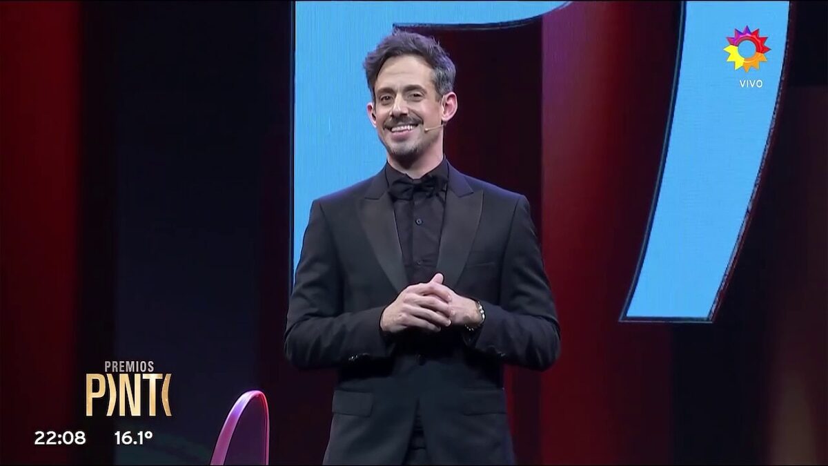 Agustín Rada en el escenario de los Premios Pinti