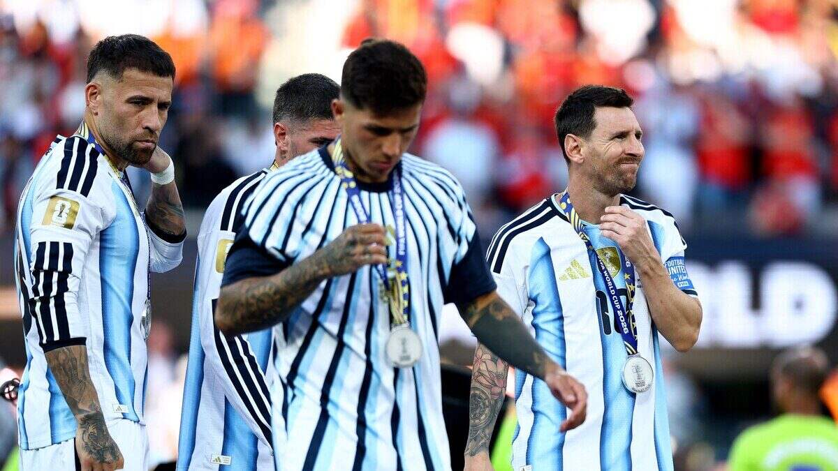 Jugadores de la selección argentina con medallas de subcampeones tras la final del Mundial 2026