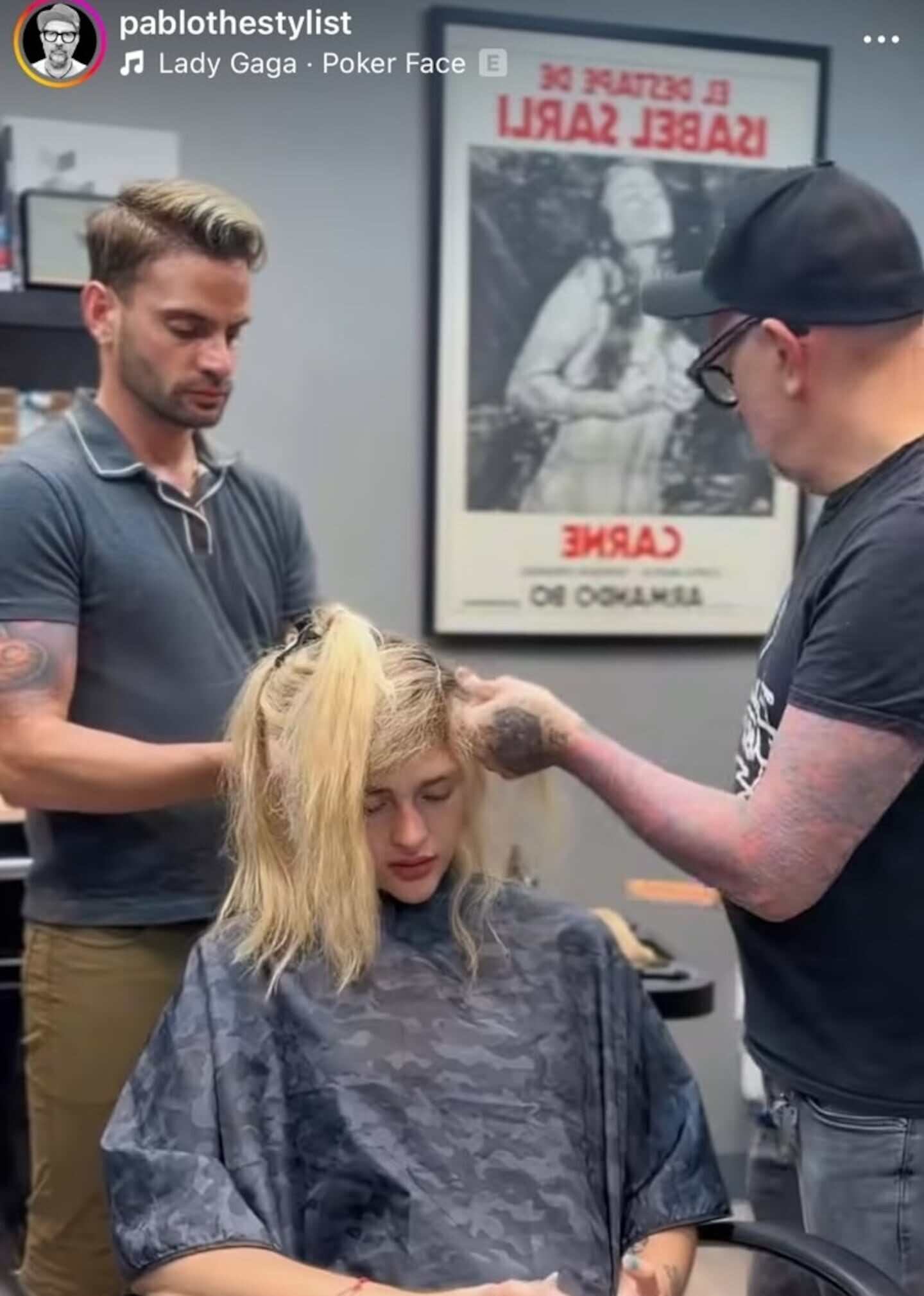 Marta Fort en una peluquería durante su cambio de look con dos estilistas