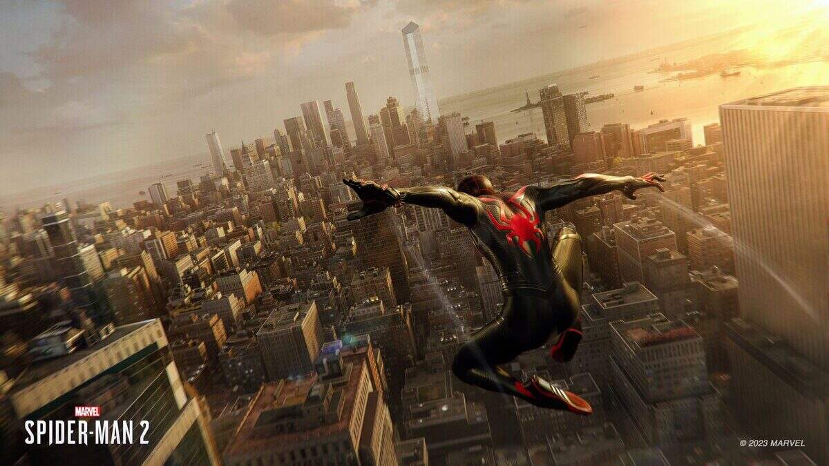 Spider-Man volando sobre una ciudad moderna al atardecer en Marvel's Spider-Man 2