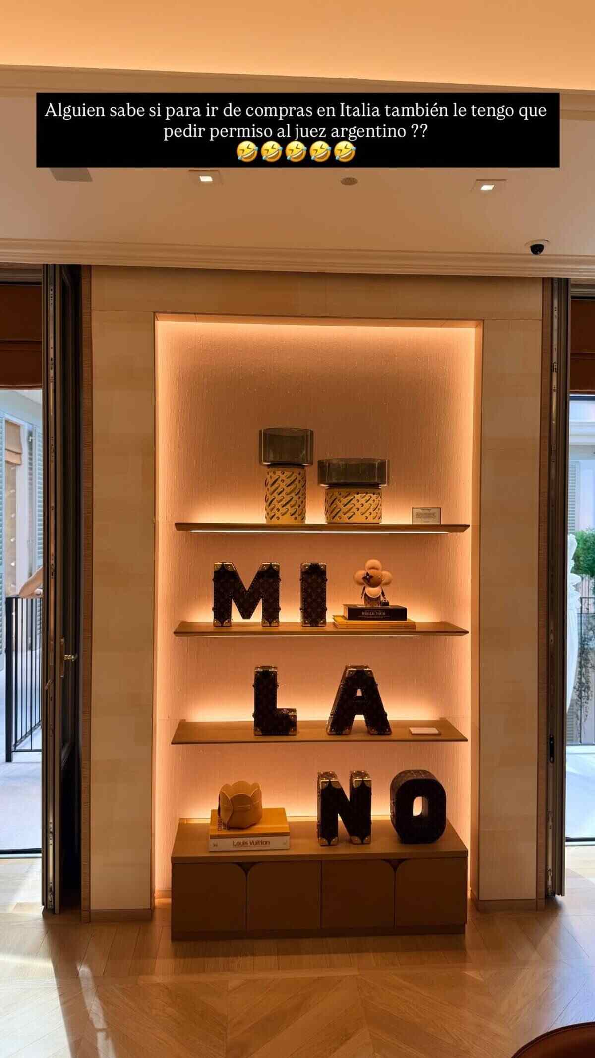 Estantería decorativa con letras que forman la palabra 'MILANO' en un ambiente elegante