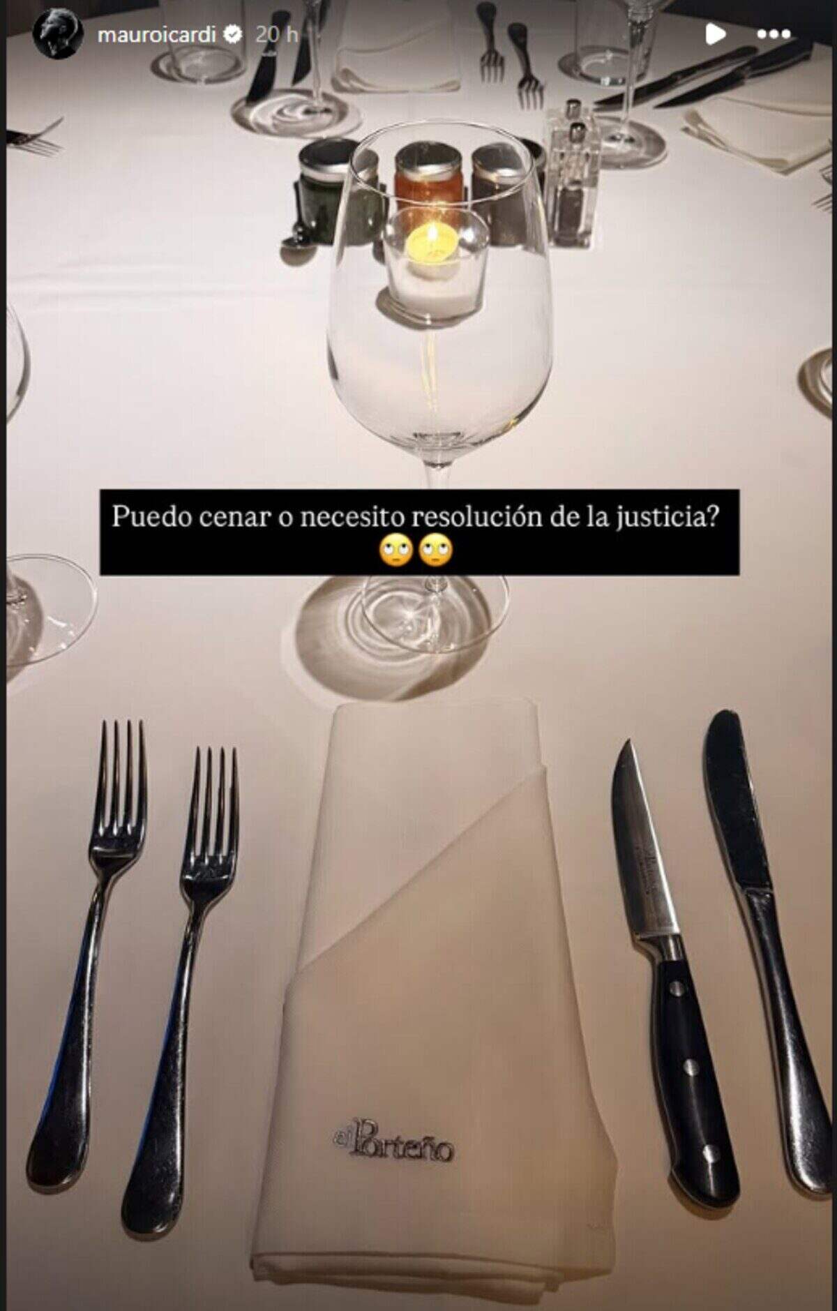 Mesa servida con cubiertos y una vela en un restaurante
