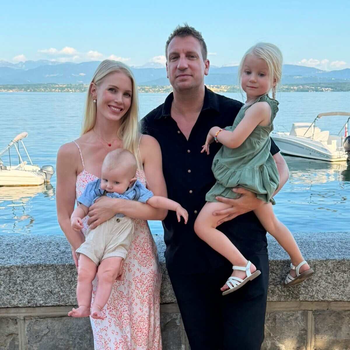 Maxi López y Daniela Christiansson con sus hijos en Suiza junto al lago