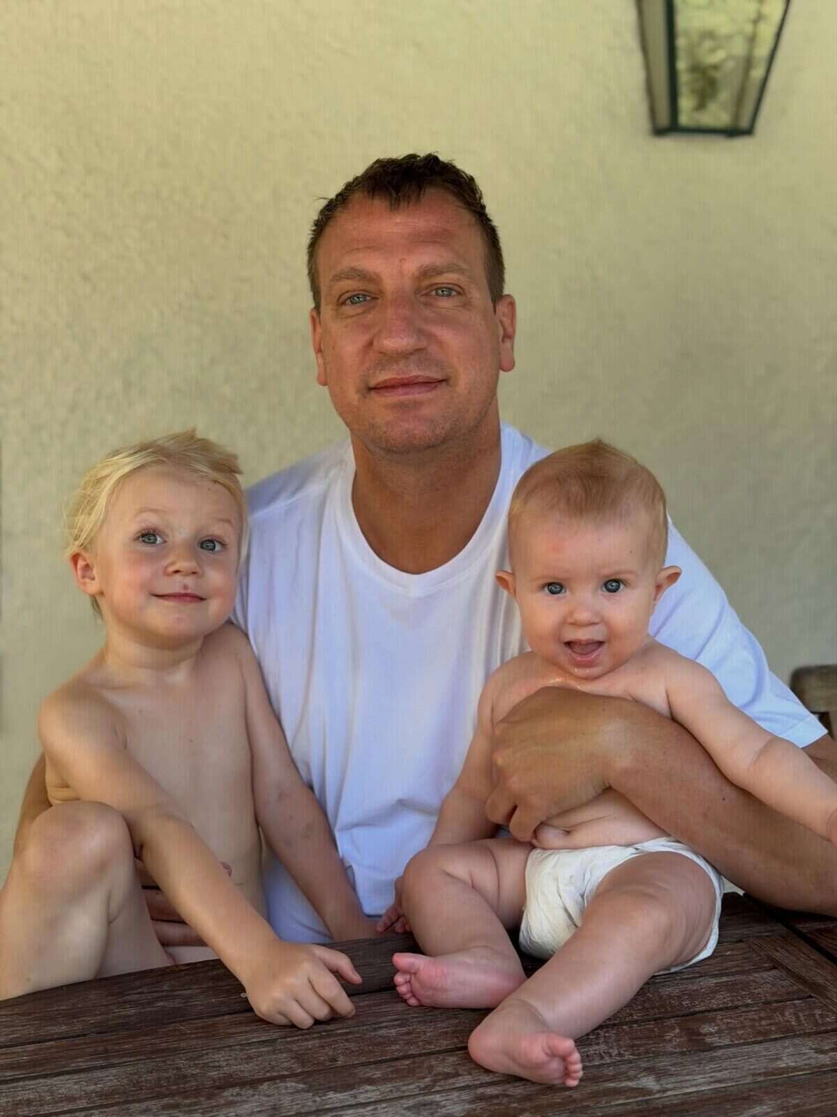 Maxi López posando con sus hijos en Suiza durante vacaciones familiares
