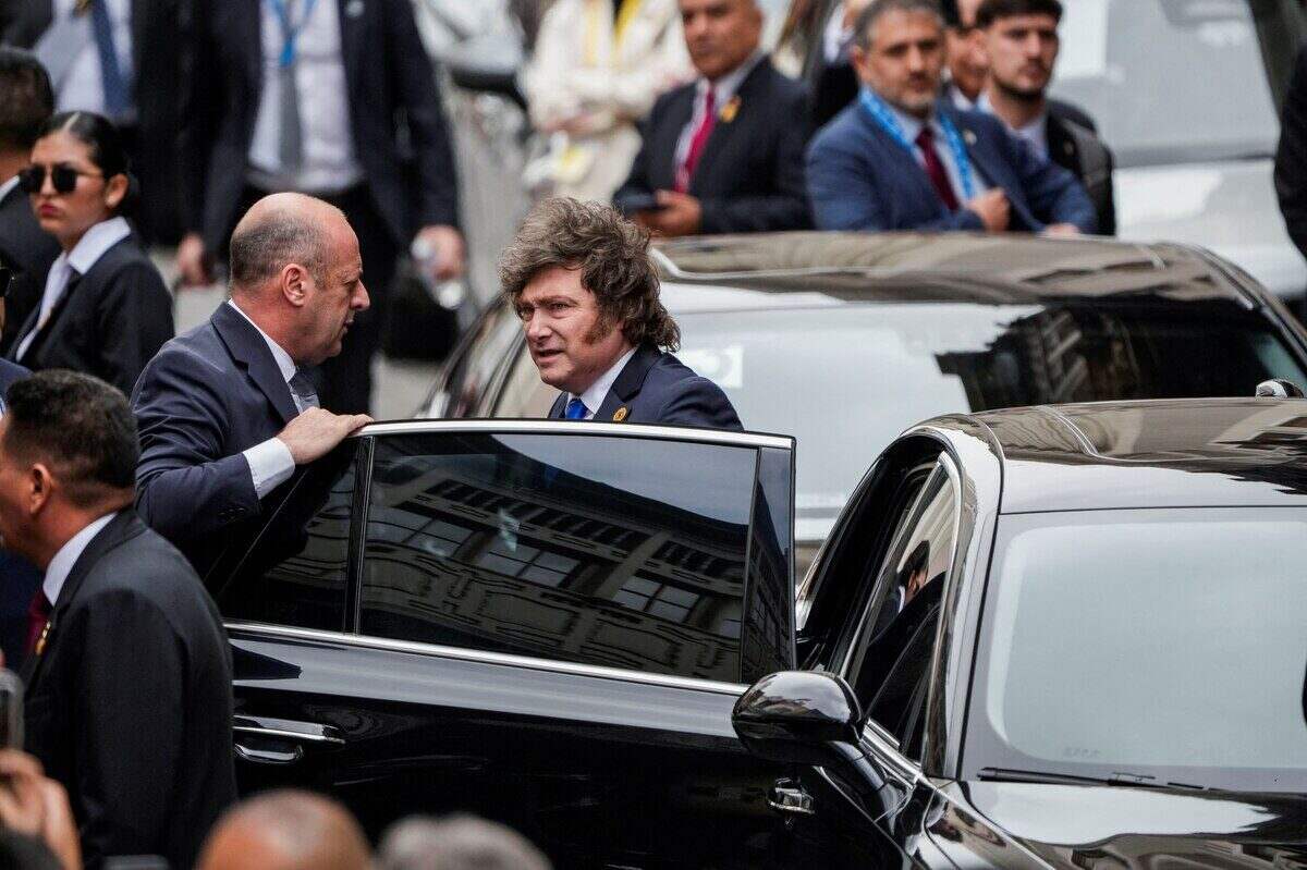 Máximo Kirchner y Axel Kicillof conversan en un evento político