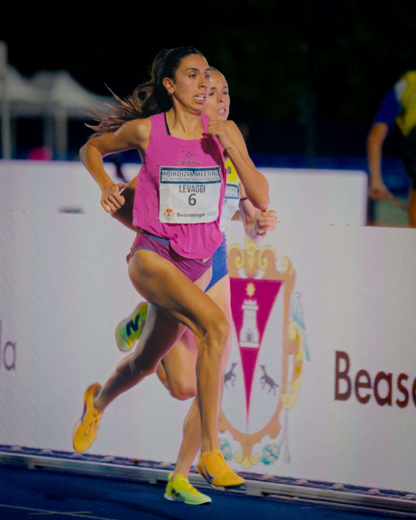 Micaela Levaggi compitiendo en una carrera de atletismo en Mar del Plata