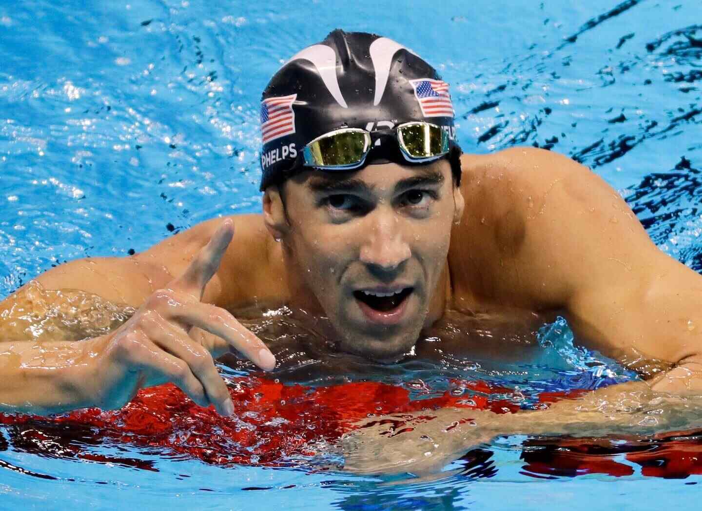 Michael Phelps nadando en una piscina durante una competencia