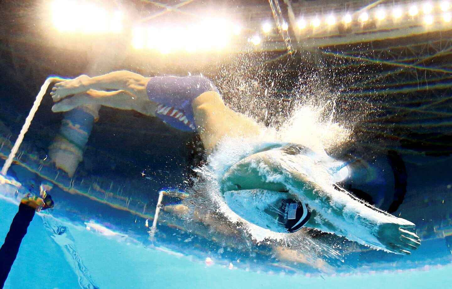 Michael Phelps realizando una inmersión en una competición de natación