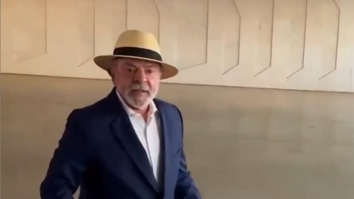 Lula da Silva en un ambiente interior con un sombrero y traje oscuro
