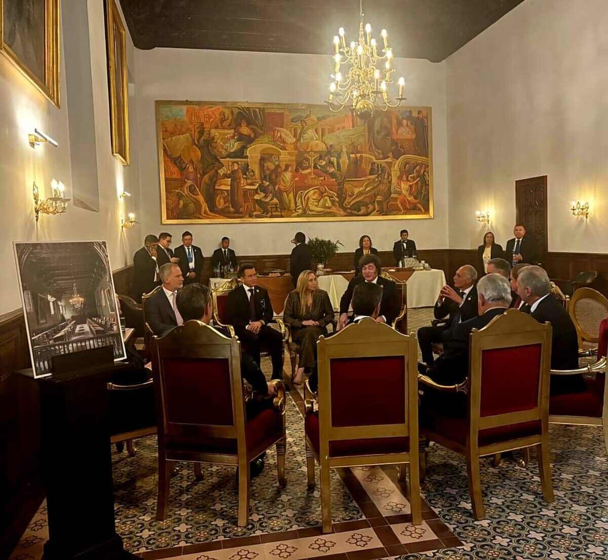 Reunión de líderes de derecha en un salón elegante con arte en las paredes