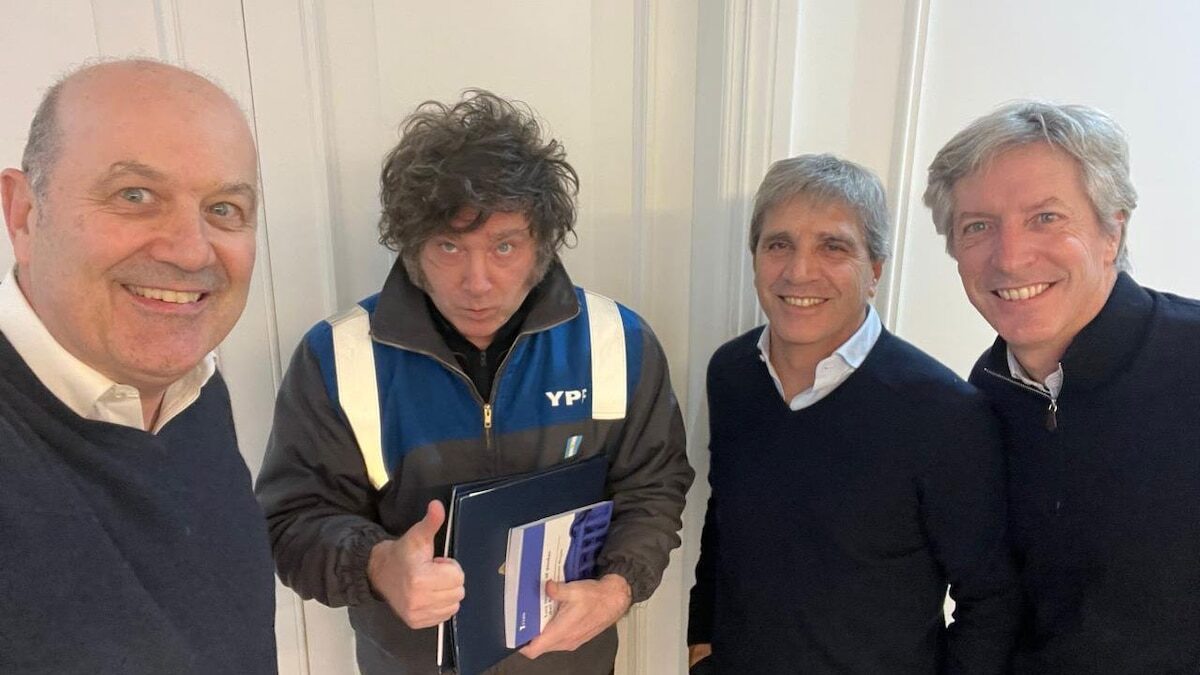 Javier Milei y su equipo posando para una foto antes de anunciar la reforma del BCRA