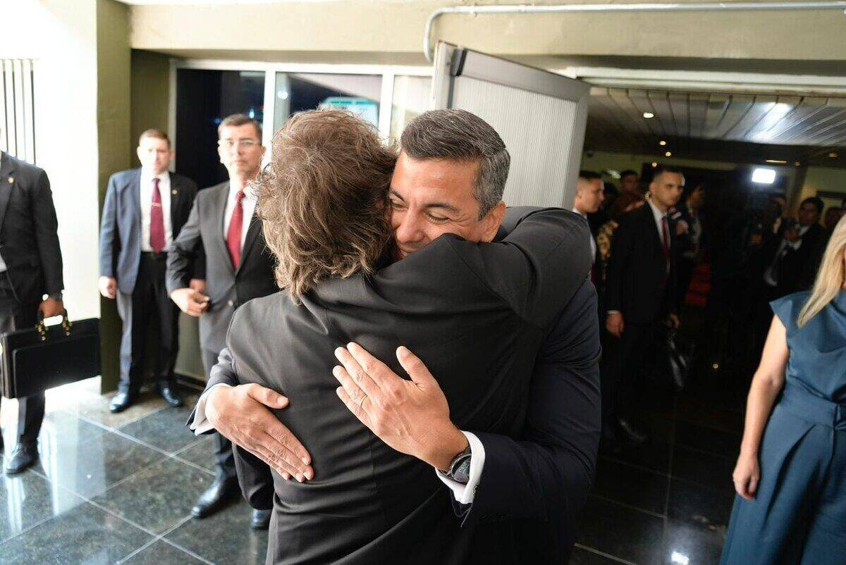 Javier Milei abraza a Keiko Fujimori durante su visita a Perú
