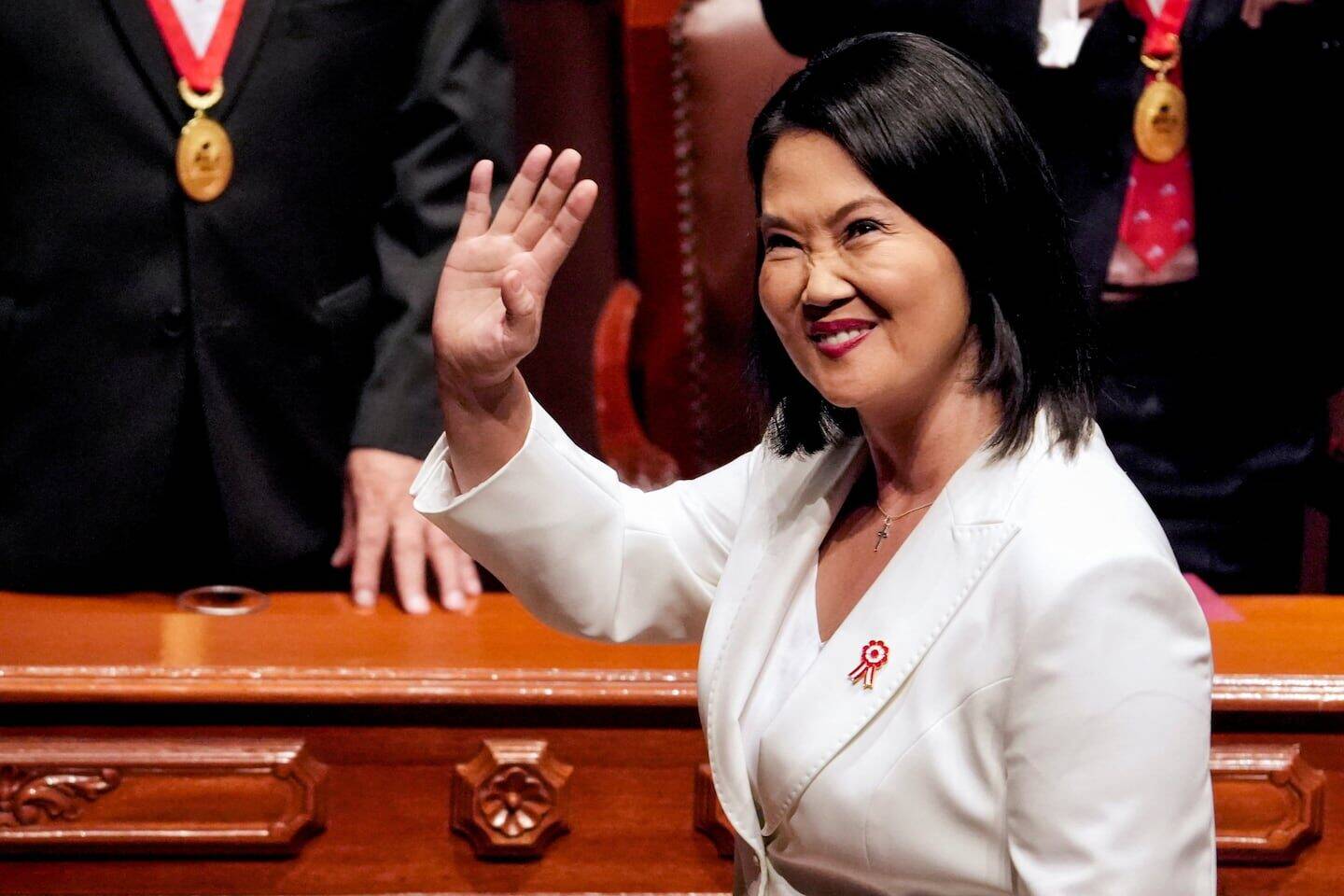 Keiko Fujimori saluda durante su asunción como presidenta en Perú