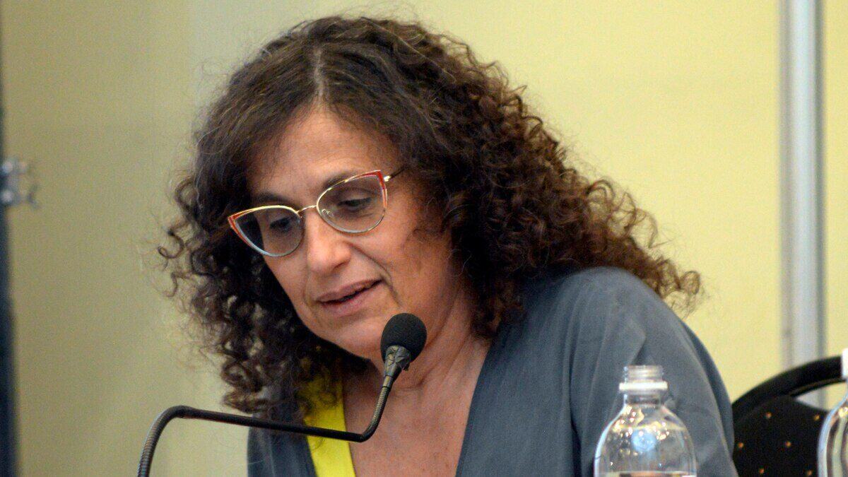 Patricia Kolesnicov durante una presentación sobre Javier Milei y Juan Bautista Alberdi