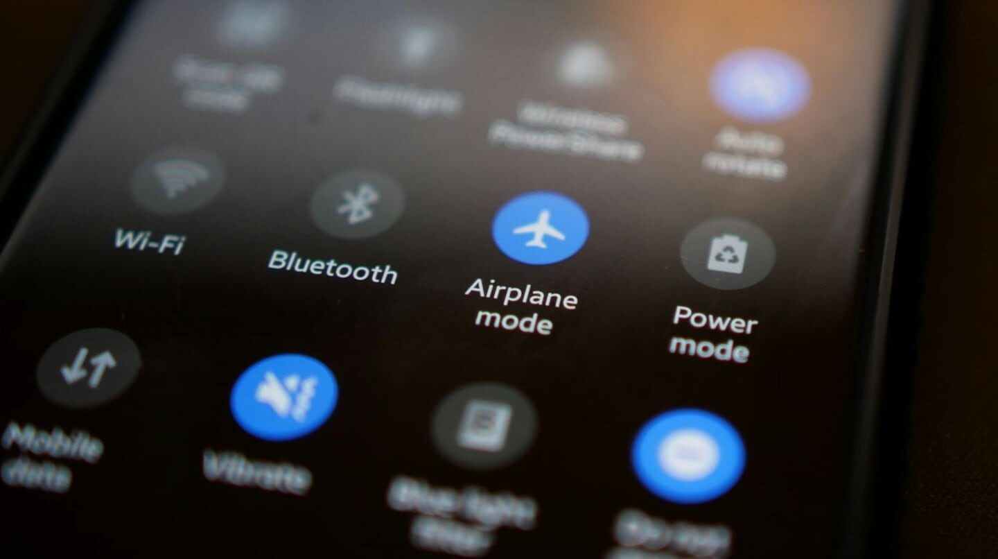 Pantalla de celular mostrando el modo avión activado junto a otras opciones de configuración