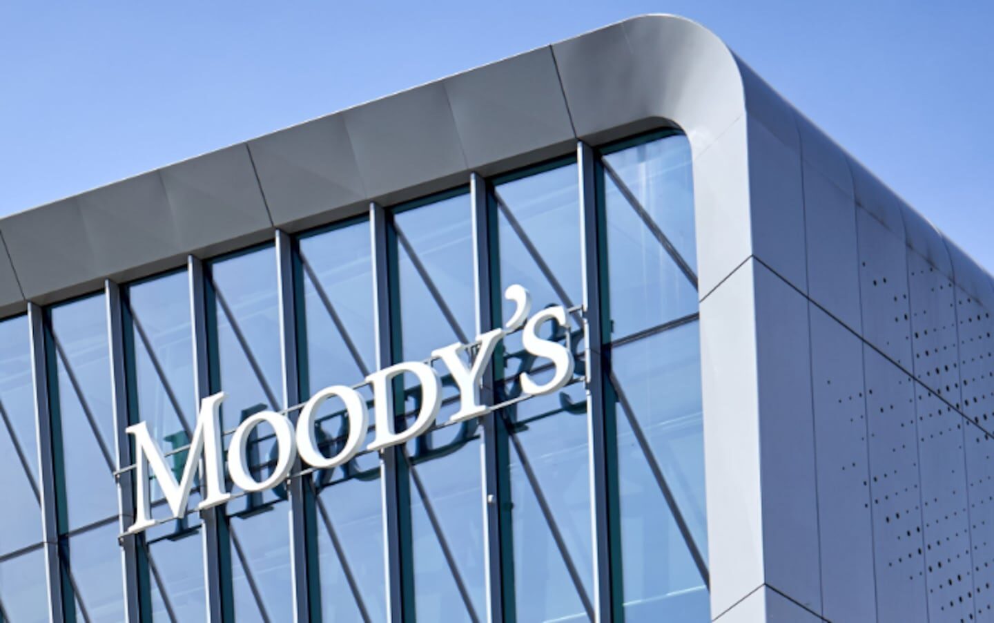 Edificio de Moody's con su logotipo visible en la fachada