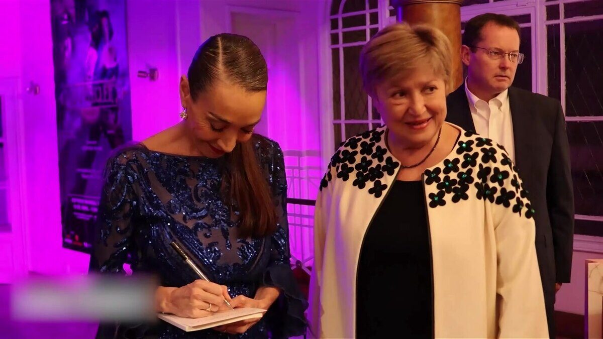 Mora Godoy firma un autógrafo mientras Kristalina Georgieva sonríe en un evento en Argentina