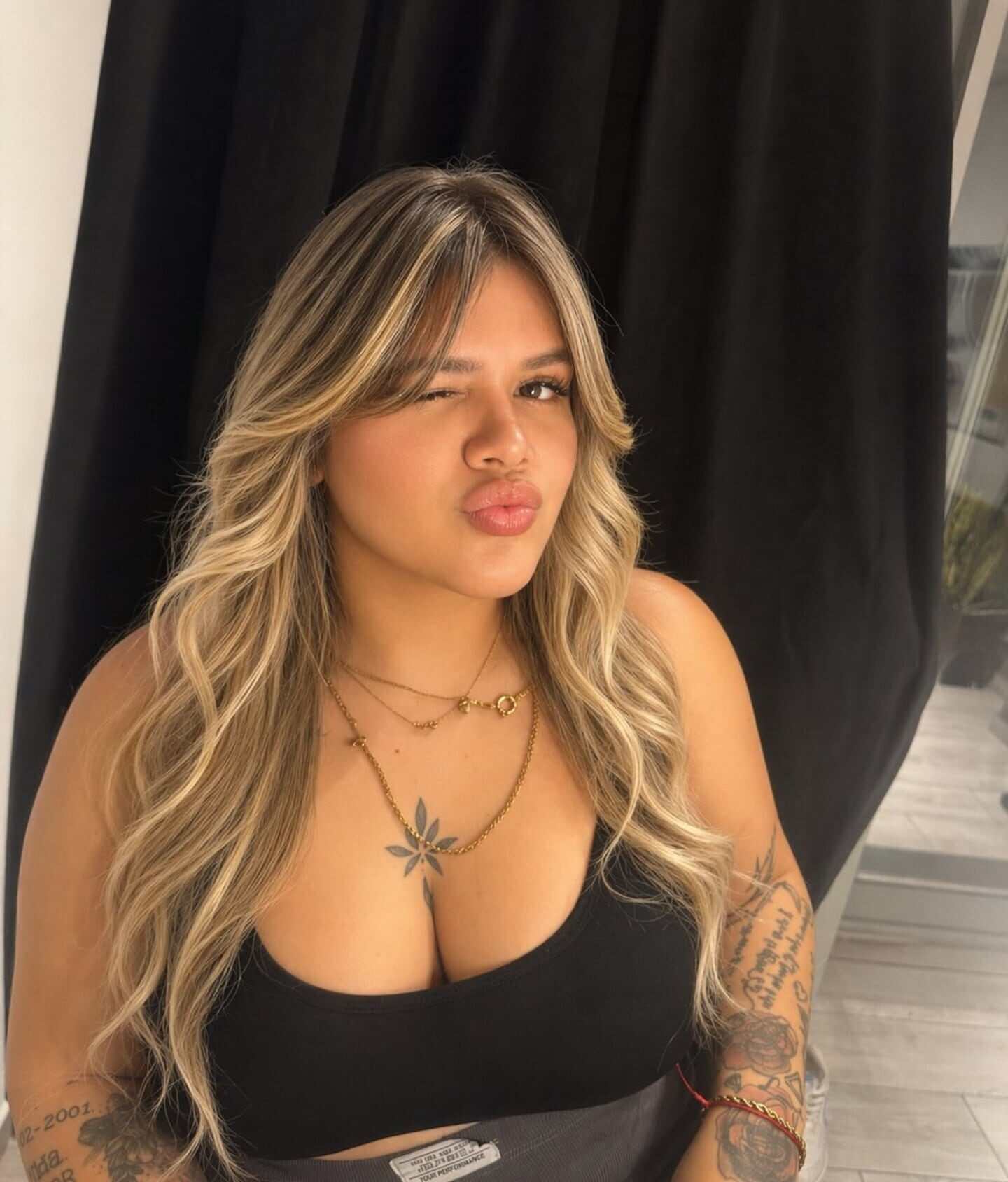 Morena Rial posando con una expresión coqueta y cabello ondulado