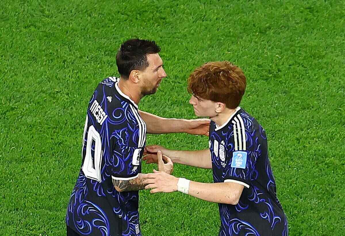 Lionel Messi y un compañero de la selección argentina se saludan en el campo de juego